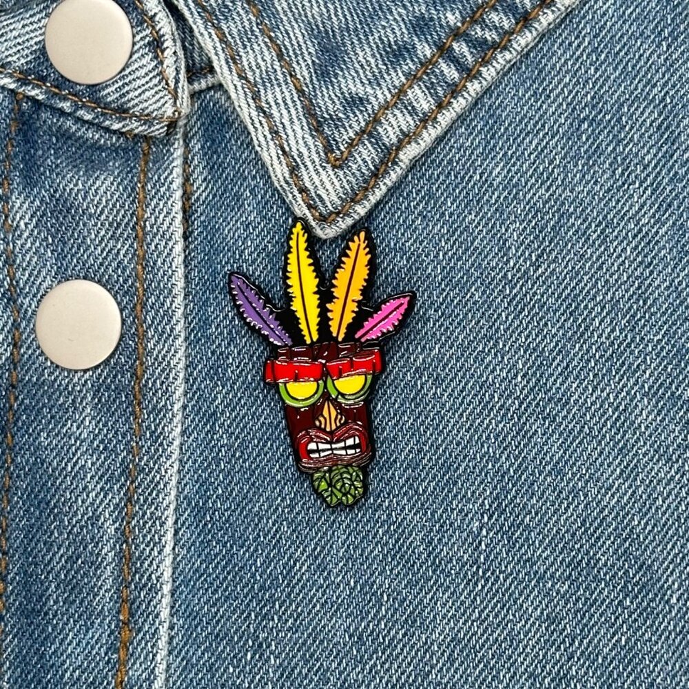 🤩Crash Bandicoot Aku Aku Mask Pin Brooch Gamer Gaming Cartoon Anime TV Show🤩